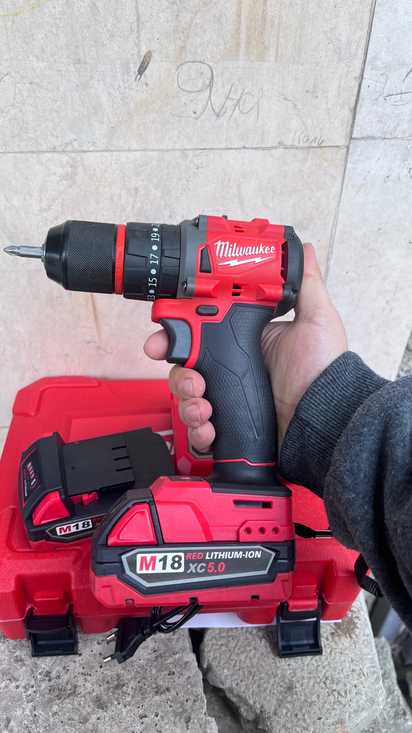 Ударен винтоверт Milwaukee 13мм - Безчетков 18v 5Ah 99Nm