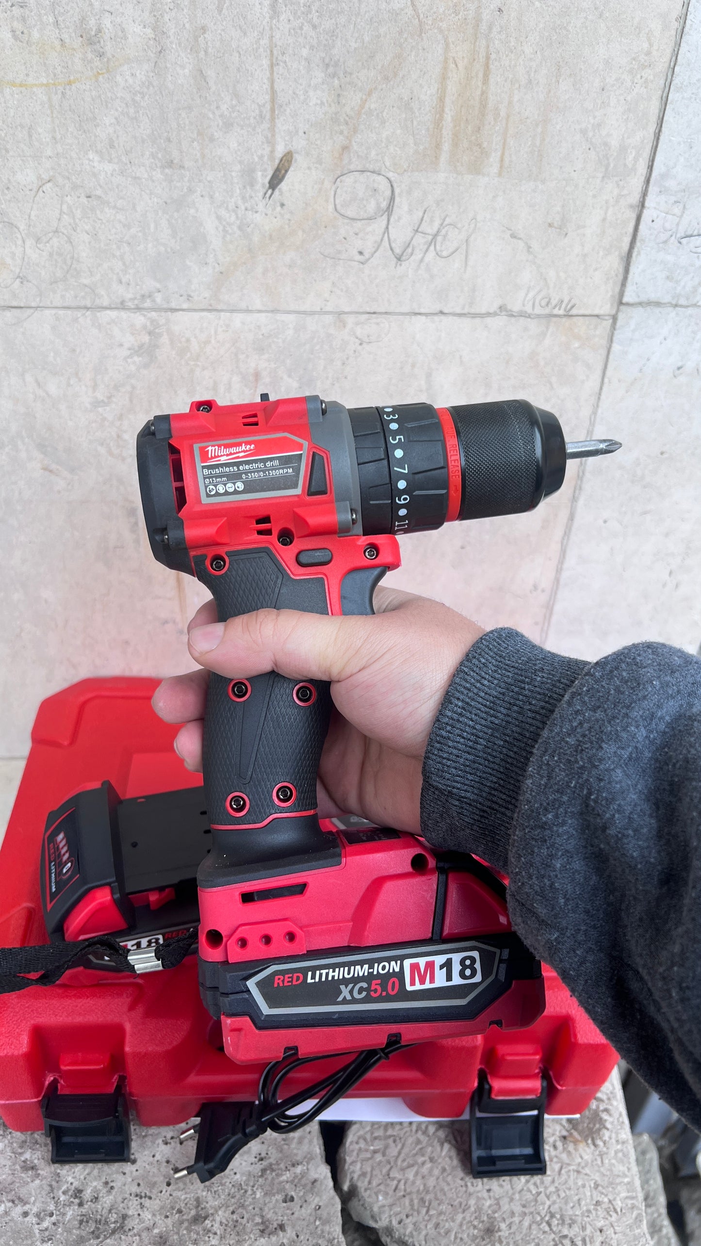 Ударен винтоверт Milwaukee 13мм - Безчетков 18v 5Ah 99Nm