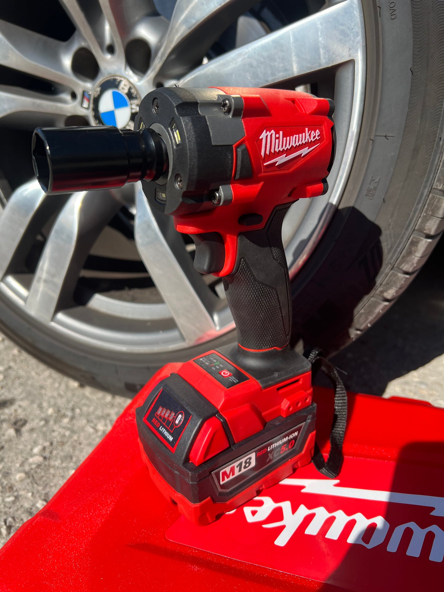 Акумулаторен Гайковерт Milwaukee - Безчетков 18v 5Ah 800Nm