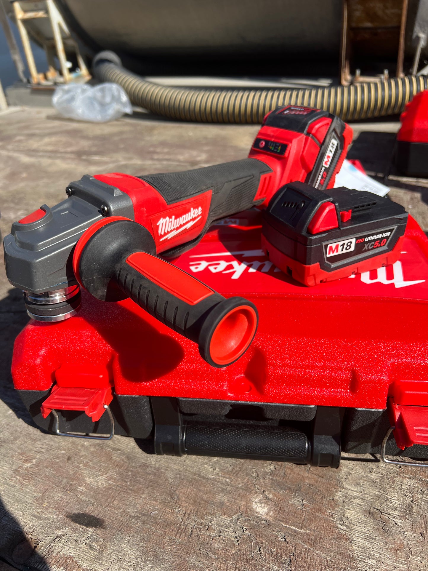 Акумулаторен Безчетков Ъглошлайф - Milwaukee 18V5Ah 1200W