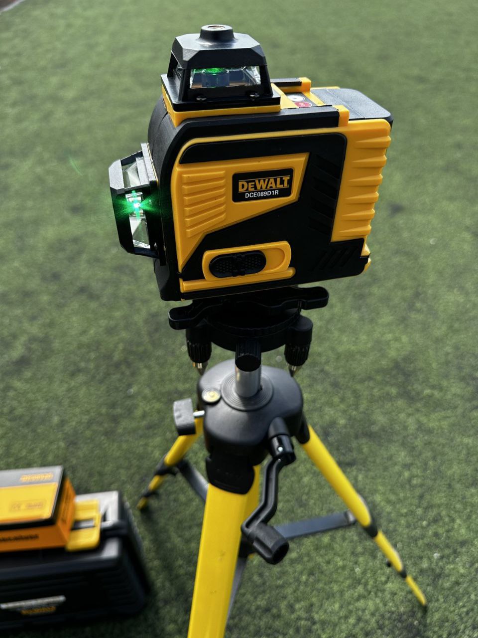4D ЛАЗЕРЕН НИВЕЛИР Dewalt с 16 линии 4 точков Зелен Лъч+Звуков приемник 30м